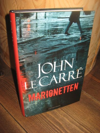 CARRE, JOHN LE: MARIONETTEN. 2008.