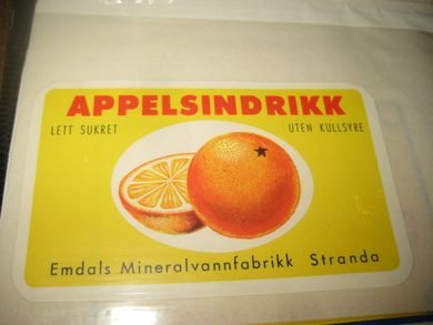 Strøken etikett fra Emdals Mineralvannfabrikk, Stranda:  APPELSINDRIKK.  60- 70 tallet.