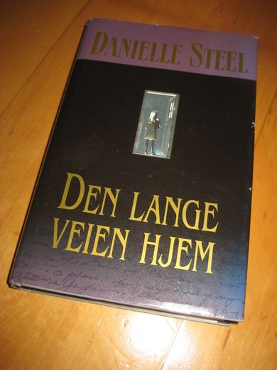 STEELE, DANIELLE: DEN LANGE VEIEN HJEM. 1998.