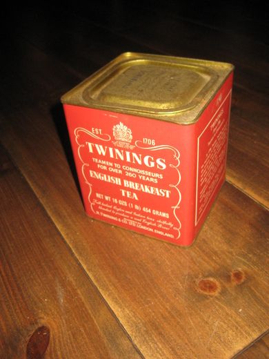 Pen teboks til din samling? TWININGS ENGLISH BREAKFAST TEA. . Ca 11*11 cm stor, 14 cm høg. 60 tallet.