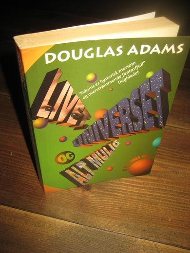 ADAMS, DOUGLAS: UNIVERSET OG ALT MULIG. 2000.