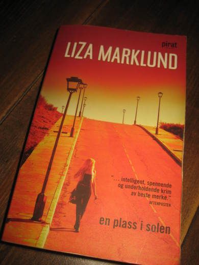 MARKLUND, LISA: EN PLASS I SOLEN. 2008.