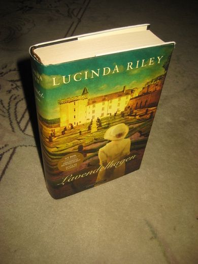 RILEY, LUCINDA: LAVENDELHAGEN. 2015.