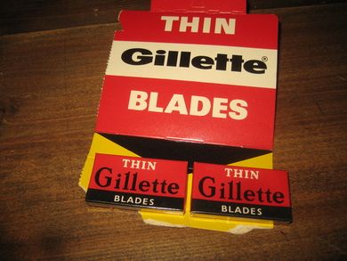 THIN GILETTE BLADES, 2 stk på plate. 60 tallet. 