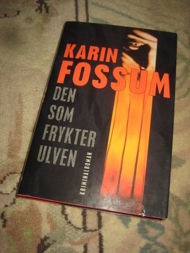 FOSSUM, KARIN: DEN SOM FRYKTER ULVEN. 1998.