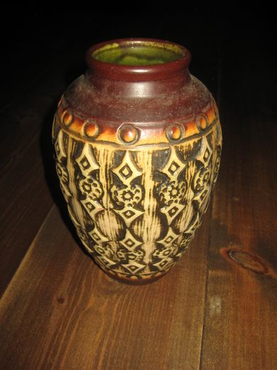 Meget pen, keramisk vase, ca 20 cm høg.