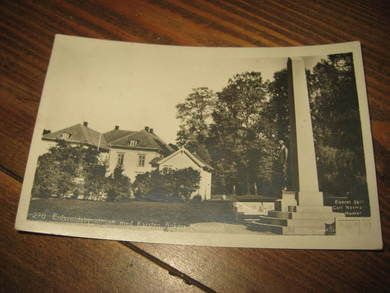 Eidsvollbygningen med Karsten Ankers monument. Stempla DAL, 1931.