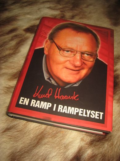 Haavik, Knut: EN RAMP I RAMPELYSET. 2002.