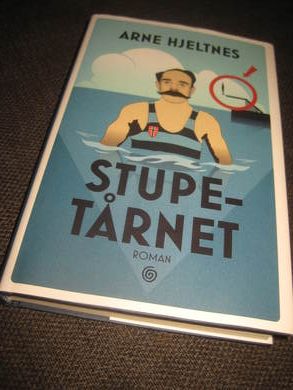 HJELTNES, ARNE: STUPE TÅRNET. 2014.