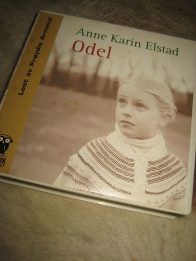 ELSTAD, ANNE KARIN: ODEL. Roman lest av Frøydis Armand, 8 CD, 11 TIMER, 2003.