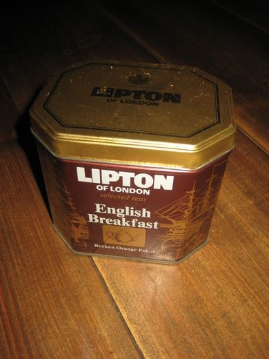 Pen teboks til din samling? 8 kanta boks LIPTON TEA. . Ca  10*8 cm stor, 9 cm høg. 60 - 70 tallet.