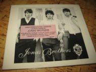 JOHNAS BROTHERS.: Debut internasjonal album. 