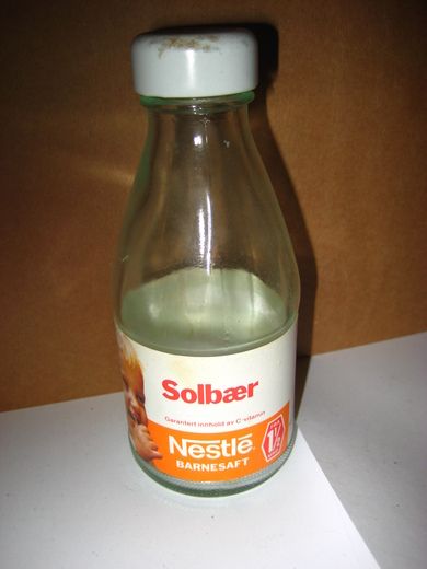 Flaske uten innhold, Solbær fra Nestle. 1981.