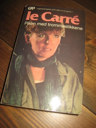 LE CARRE: Piken med trommestikkene. 1986.