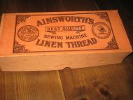 Eske uten innhold, AINSWORTH'S LINEN THREAD. Ca 28*12 cm stor. 