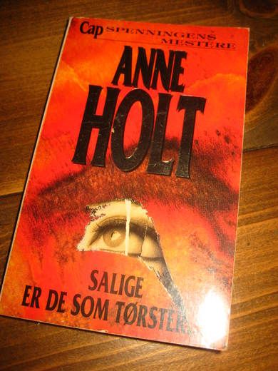 HOLT, ANNE. SALIGE ER DE SOM TØRSTER. 1995.