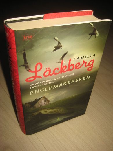 LACKEBERG, CAMILLLA: ENGLEMAKERSKEN. 2012. 