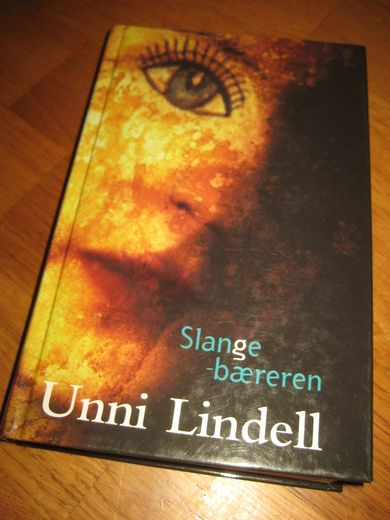 LINDELL, UNNI: SLANGE BÆREREN. 2000.