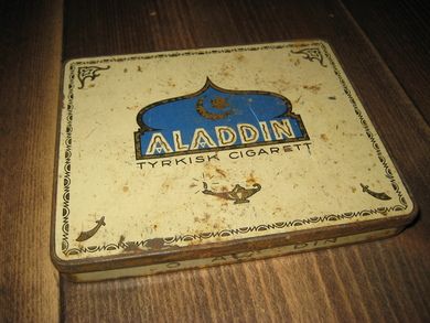 Blikkeske ALADDIN TYRKISK CIGARETTfra Conrad Langaard, 40 tallet.