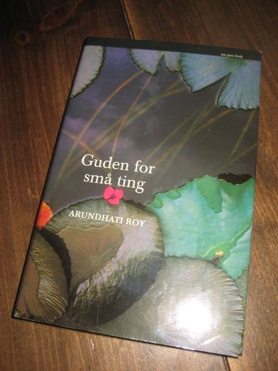 ROY, ARUNDHATI: Guden for de små ting. 1997.