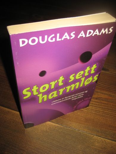 ADAMS, DOUGLAS: Stort sett harmløs. 1992.