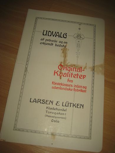 Reklameplakat fra LARSEN & LUTKEN Klædehandel, Torvgaten 1, Oslo. 22*36 cm stor.