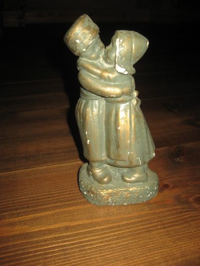 Pen figur, ca 18 cm høg. 