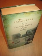 LARK, SARAH: DEN LANGE, HVITE SKYENS LAND. 2014.