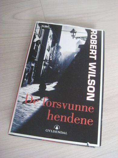 WILSON. ROBERT: De forsvunne hendene. 2005.