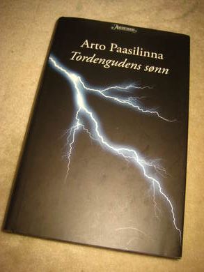 PAASILINNA, ARTO: TORDENGUDENS SØNN. 2010.