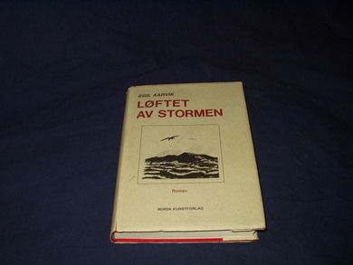 Aarvik, Egil: Løftet av stormen. 1984.