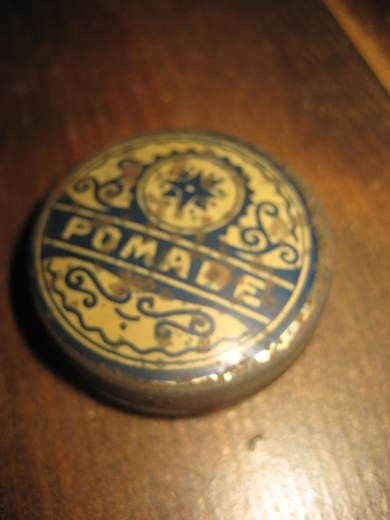 Gammel boks, POMADE, tidleg 1900, ca 4 cm i diameter.