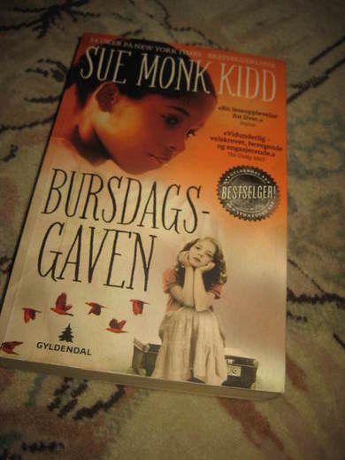 KIDD, SUE MONK: BURSDAGS GAVEN. 2014.