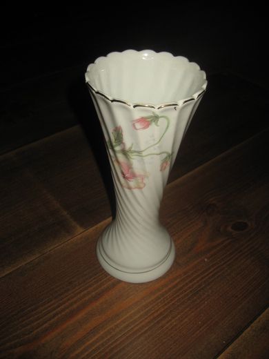 Pen vase i porselen, ca 20 cm høg. 