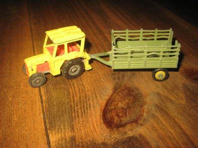 CORGI JUNIOR3305 TRACTOR OG HUSKY FARM TRAILER FRA BRITAIN. 