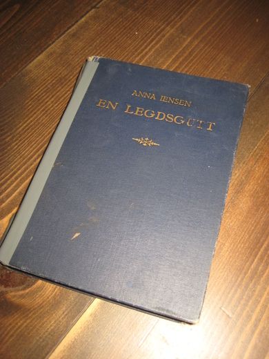 IENSEN: EN LEGDSGUTT. 1936.