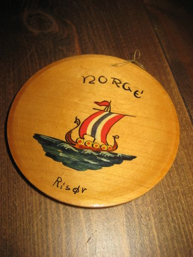 Trefat, dekorert, fra Risør. Ca 10 cm i diameter. 50 - 60 tallet.