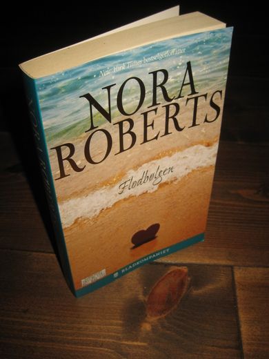 ROBERTS, NORA: Flodbølgen. 2016.