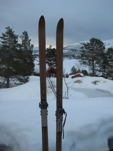 Gammelt skipar med stålkanter, beskyttelse på tupp, GRESVIG kandahar bindinger, ca 220 cm lange.