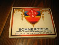 Etikett, SOMMERDRIKK, fra Stranda Saftpresseri, 60-70 tallet. Lag din egen drikk, og bruk en dekorati etikett. 