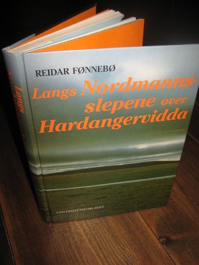 FØNNEBØ: Langs Nordmanns slepene over Hardangervidda. 1988.