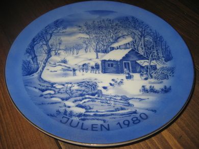 JULEN 1980. Pen til tallerkenhylla. Ca 20 cm i diameter.