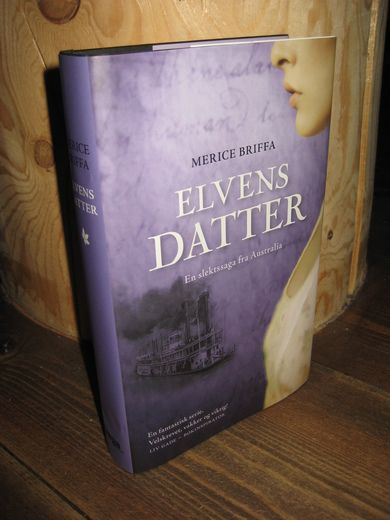 BRIFFA: ELVENS DATTER. En slektssaga fra Australia. 2011.