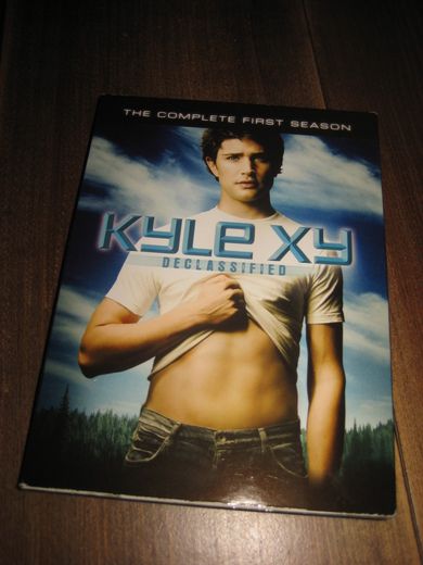 KYLEXY. FIRST EDITION. 2007, 7 TIMAR 17 MIN, DRAMA, 11 ÅR.