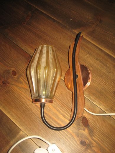 Pen og hel vegglampe fra 60 tallet, teak / kobber. Ca  28 cm høg. 