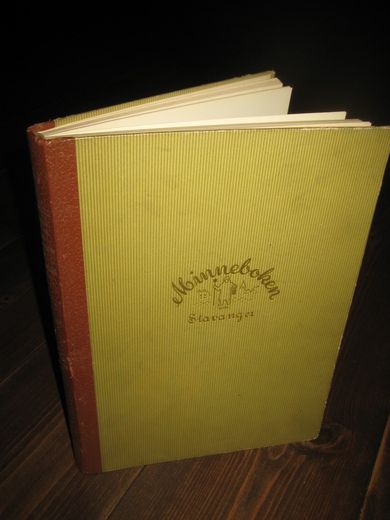 GUNDERSEN / MOLAUG: MINNEBOKEN OM STAVANGER. En billedavalkade gjennom hverdag og fest fra 1840 årene til våre dager. 