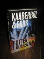 KAABERBØL & FRIIS: GUTTEN I KOFFERTEN. 2010.