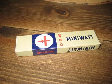 Eske med innhold, MINIWATT DIODE, BZZ28