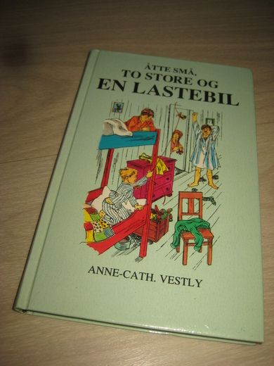 VESTLY, ANNE CATH: ÅTTE SMÅ, TO STORE OG EN LASTEBIL. 1993.