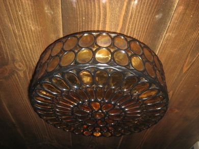 Gammel og pen taklampe i glass, ca 25 cm i diameter.